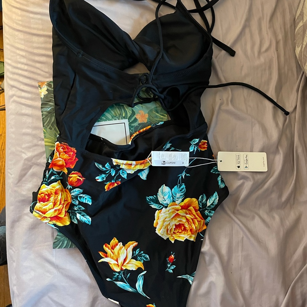 Cupshe one piece - Picture 5 of 6